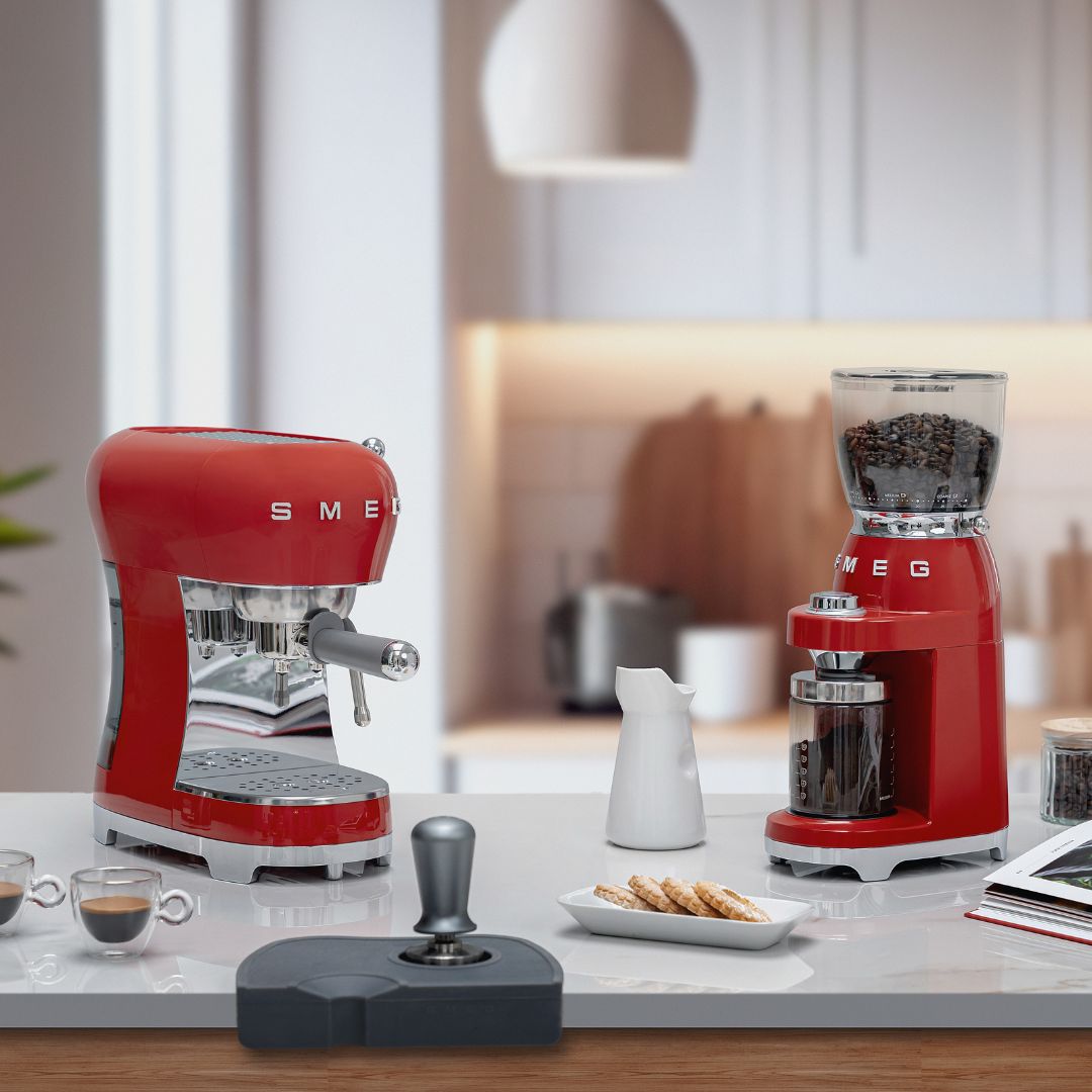 SMEG ECF02RDEU Macchina Caffe Espresso 1350W 50's Style Rosso 10 Tazze