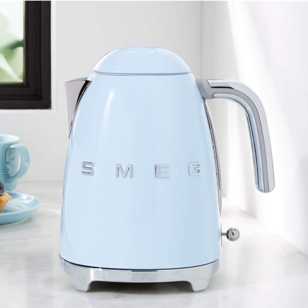 SMEG KLF03PBEU Bollitore Elettrico Azzurro Estetica 50’s Style Capacità 1,7 L