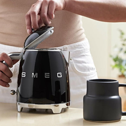 SMEG KLF05BLEU Bollitore Elettrico Nero Mini 0,8 L Estetica 50’s Style