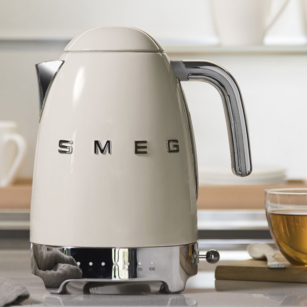 SMEG KLF04RDEU Bollitore Elettrico Bianco a Temperatura Variabile Anni 50’ Rosso